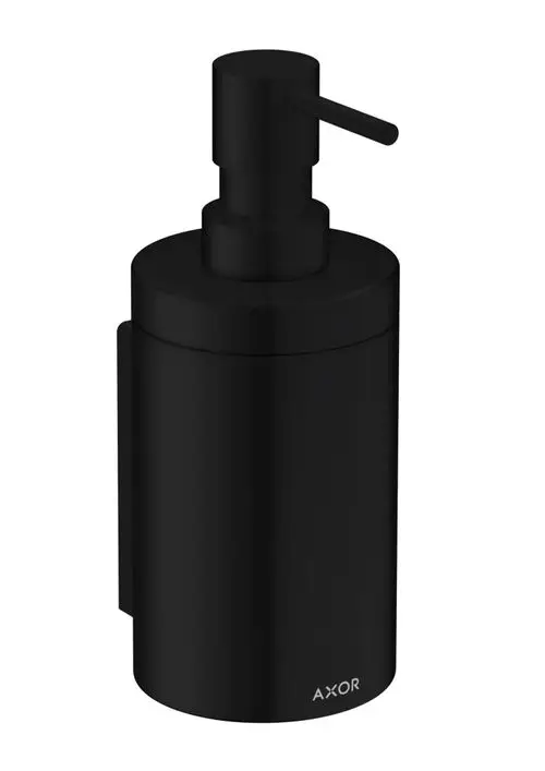 Mattschwarzer Lotionenspender mit Pumpmechanismus. An der Wand montiert. Marke AXOR sichtbar. Schlichte, zylindrische Form.